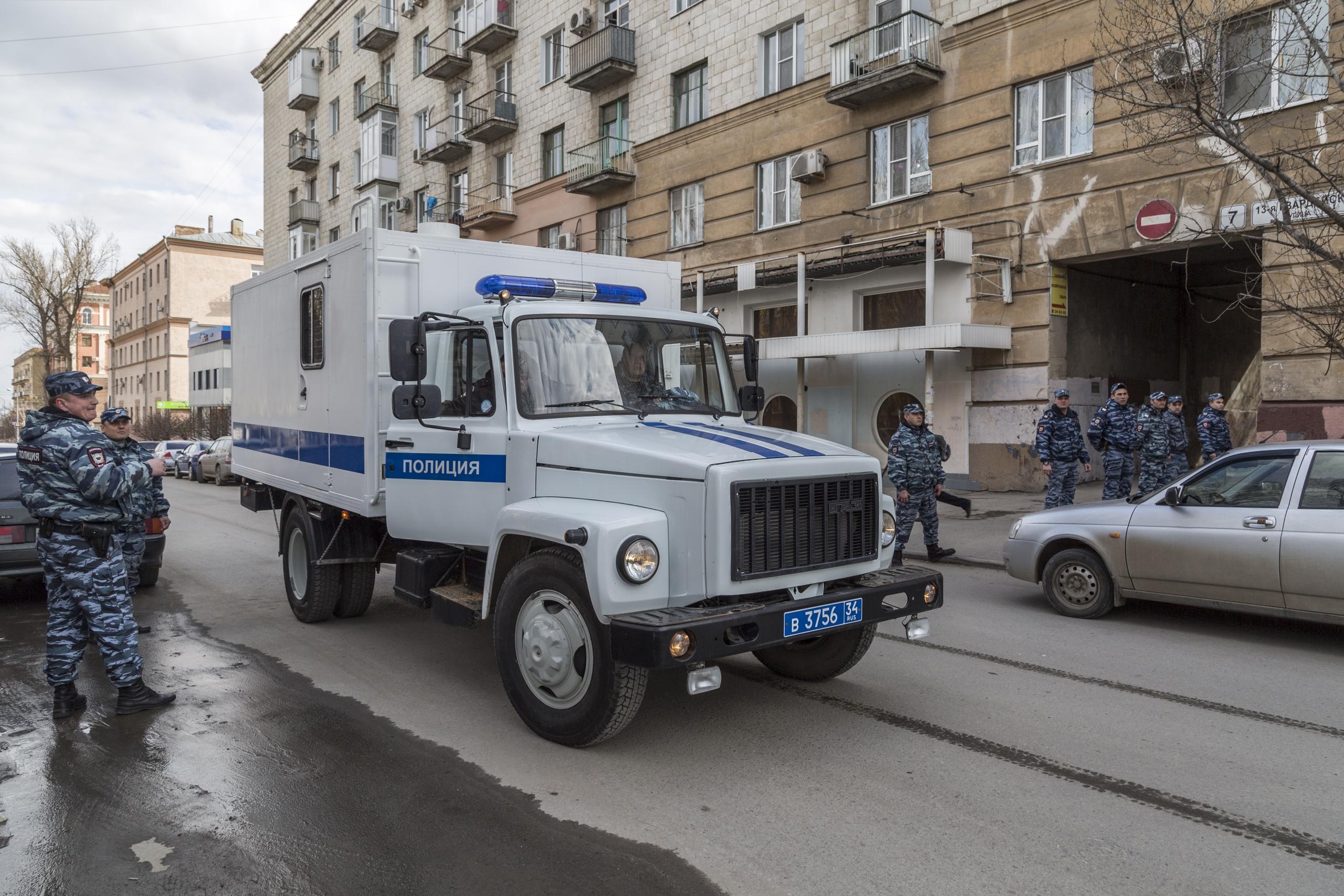 Сегодня, 23 января, волгоградцы сняли проезжающую по городу колонну  автозаков - 23 января 2021 - V1.ру