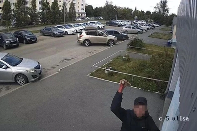 В Тюмени мужчина с битой разбил Hyundai