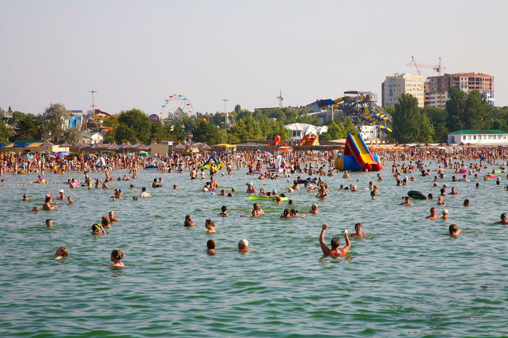На пляжах Анапы загорают стоя: какой российский курорт выбрать, чтобы не попасть в «бульон из отдыхающих»?