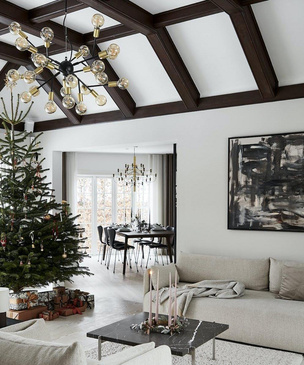 Дом в Дании с рождественским декором в скандинавском стиле