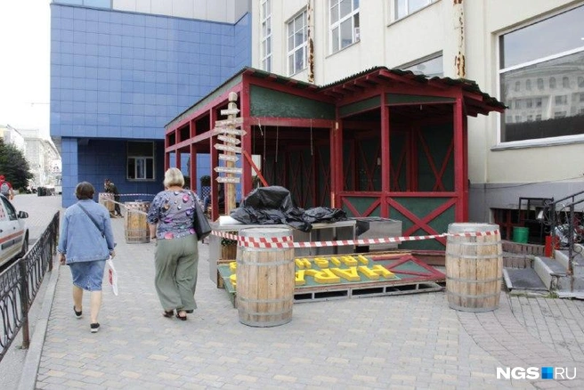 Веранду Harat`s pub разобрали 7 июля | Источник: Андрей Бортко/ NGS.RU