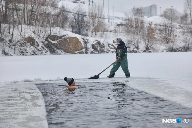 Некоторые не забывают позаботиться о здоровье&nbsp;— надевают шапки | Источник: Александр Ощепков / NGS.RU