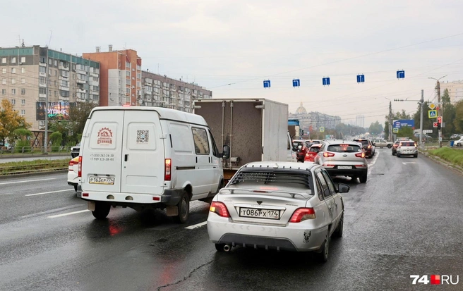 Новая разметка на проспекте Победы вынуждает водителей массово перестраиваться влево, но это не единственная проблема | Источник: Михаил Шилкин