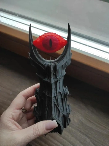 Верхушка для елки в виде Кровавого ока выглядит оригинальнее звезды и точно не оставит гостей равнодушными | Источник: Ozon.ru / Марина Арбузова