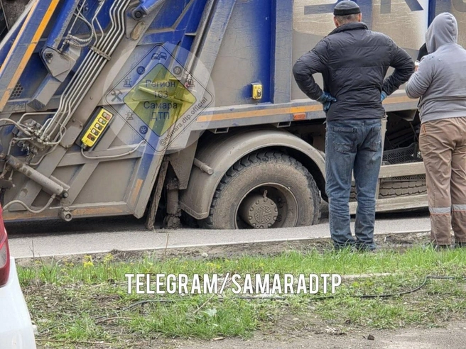 Пока специалисты решают, как вызволить мусоровоз, на дороге собирается пробка | Источник: Самара ДТП
