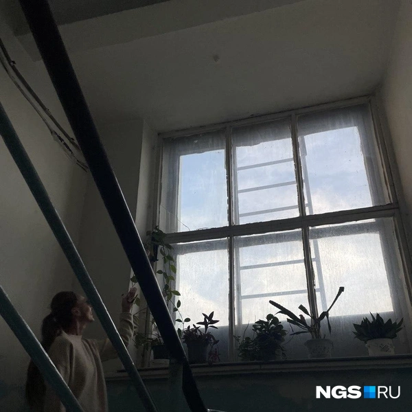 Высокие потолки и окна визуально расширяют пространство  | Источник: Алёна Золотухина / NGS.RU