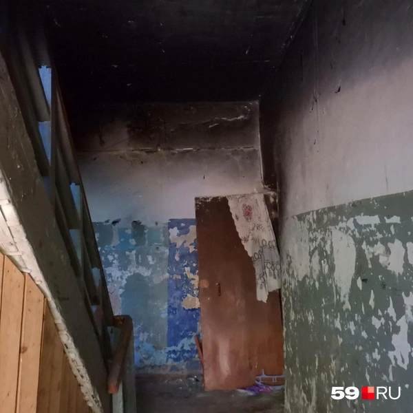 Во втором подъезде на потолке после пожара осталась сажа | Источник: Кирилл Хафизов / 59.RU