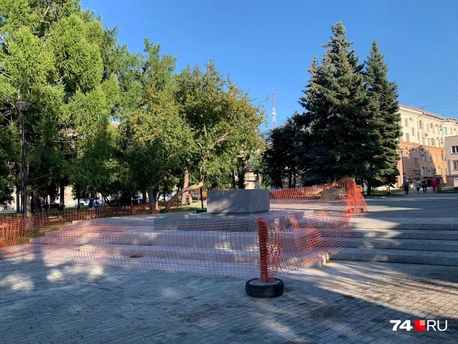Постамент прямо на ступеньках, честно сказать, тоже смотрится странно | Источник: Людмила Орлова