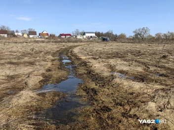 На другом берегу начинается дорога к поселку Красный городок&nbsp;— тут тоже полно воды | Источник: Кристина Мельникова / YA62.RU