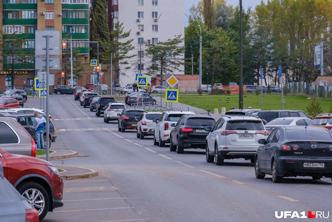 Это родители дружной компанией уезжают на работу | Источник: Булат Салихов / UFA1.RU