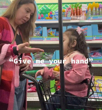 Мама объяснила, почему водит дочь по супермаркету на поводке