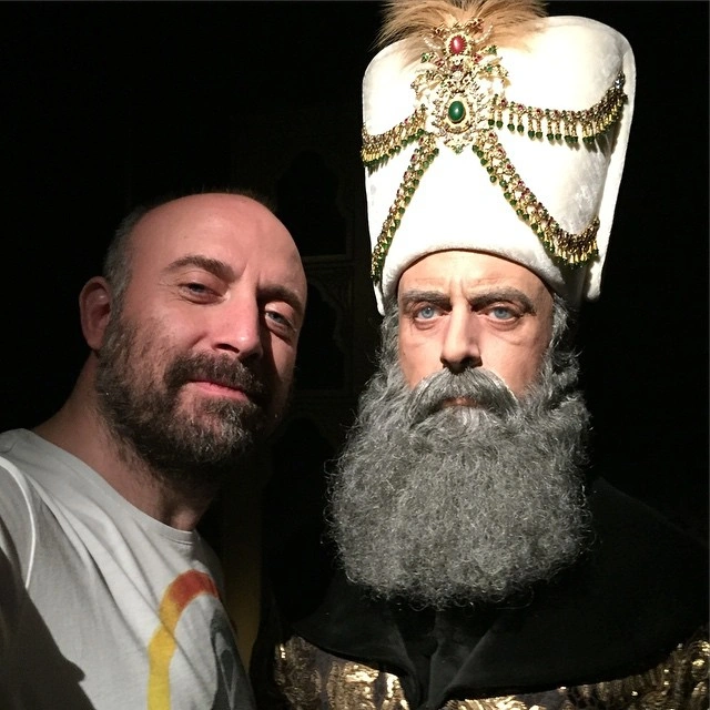 Халит Эргенч в музее восковых фигур со своим «двойником»&nbsp;— султаном Сулейманом | Источник: halitergencresmi / Instagram (экстремистская организация, деятельность запрещена на территории РФ)