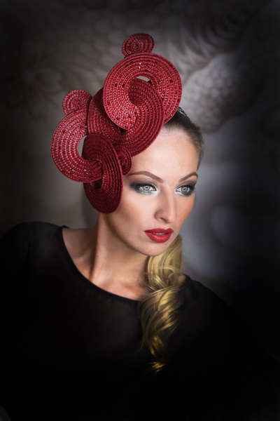 Анна Нетребко влюбилась в необычные шляпки петербургского дизайнера