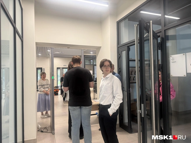 На входе проверяют металлодетектором | Источник: Мария Сидорова / MSK1.RU