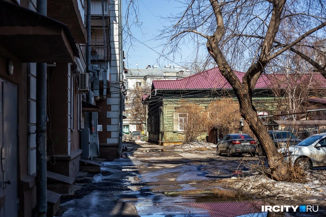 Но если войти во вторую, которая ближе к улице Карла Маркса, то сразу видно маленький деревянный дом, притаившийся в глубине двора | Источник: Ксения Филимонова / «ИрСити»