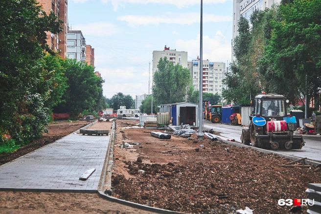 Такая обстановка на противоположной стороне, ближе к Чернореченской | Источник: Роман Данилкин / 63.RU
