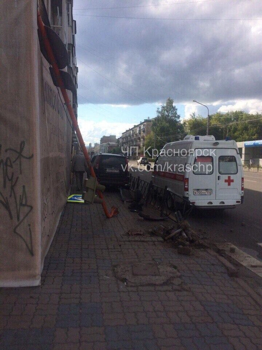 По словам очевидцев, три человека пострадало в аварии