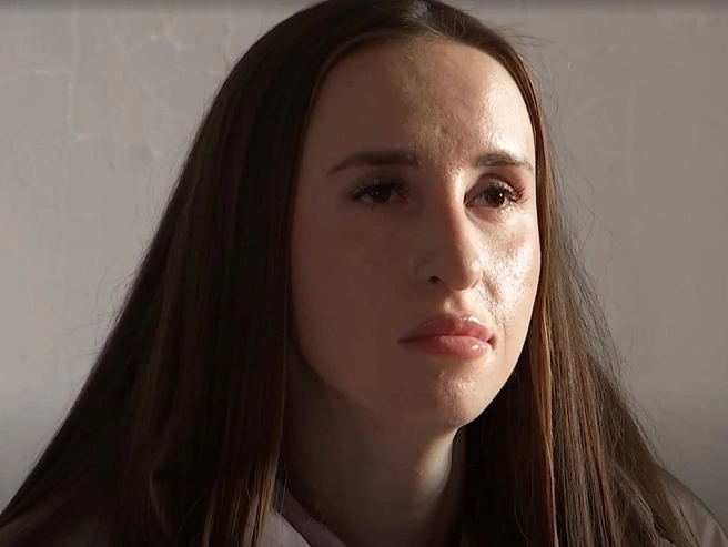 Сестра Екатерина постоянно находилась рядом с Ксенией | Источник: шоу «Новая Битва экстрасенсов» (25-й сезон, 5-й выпуск от 28 марта 2026 года), ТНТ / Rutube.ru