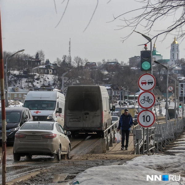 Понтонный мост — своеобразная «дорога жизни» для тумботинцев | Источник: Наталья Бурухина / NN.RU