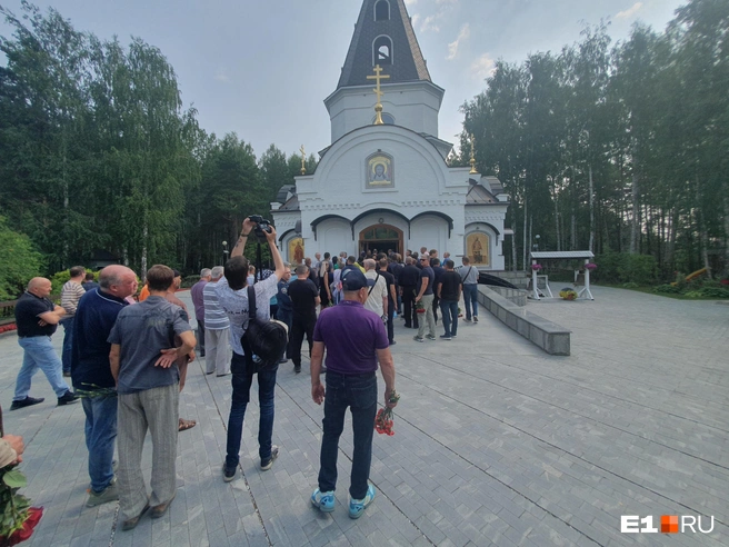 Сын Александр и дочь Алиса ничего не стали говорить про отца | Источник: Евгений Кошек / E1.RU