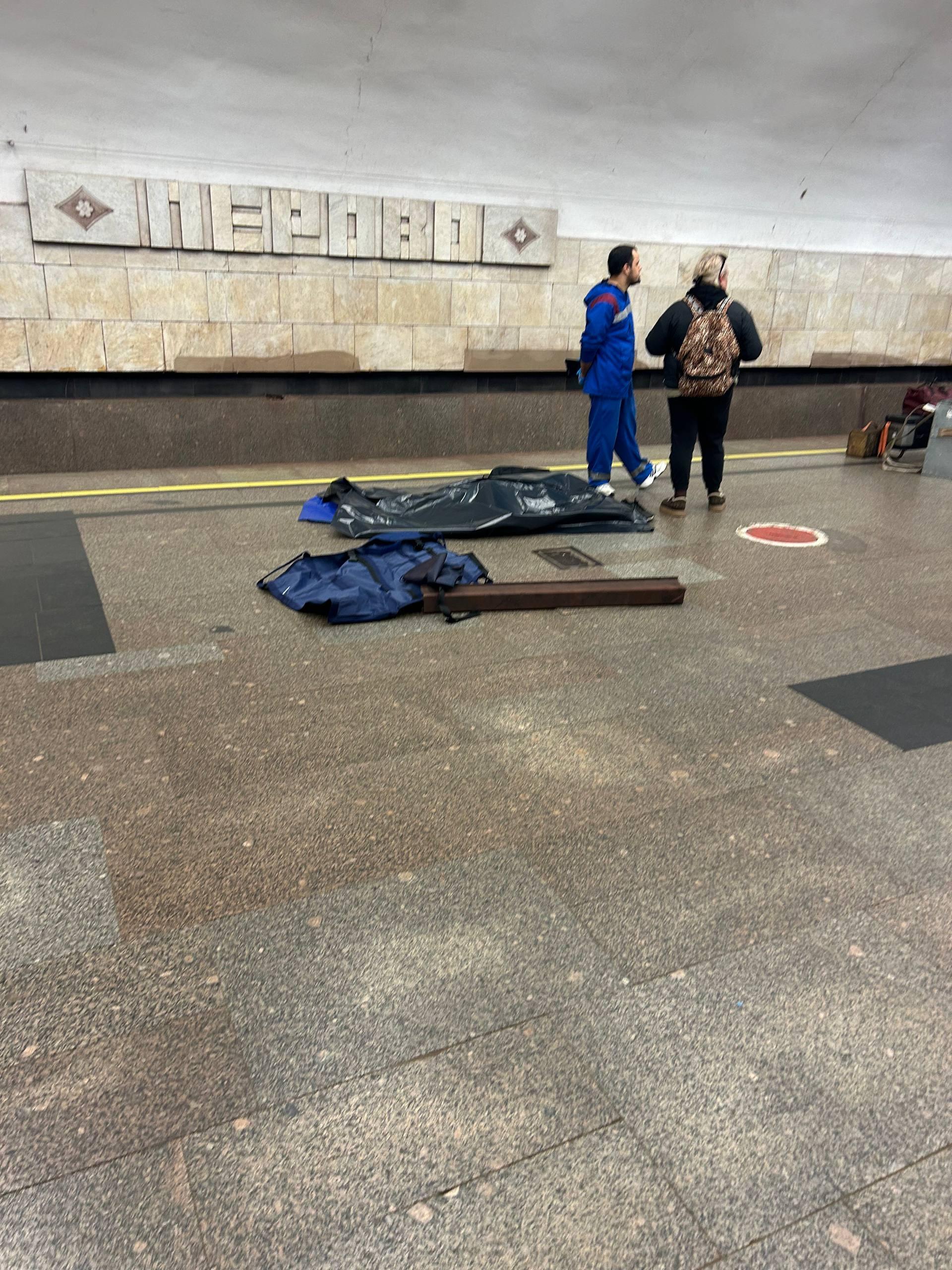 В московском метро с путей достали тело погибшего мужчины — он упал под несущийся поезд: фото