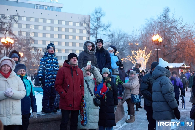 Концерт действительно начался в 17 часов. А вот зажжения главной городской елки пришлось подождать. Но люди, кажется, не очень грустят по этому поводу | Источник: Даниил Конин / «ИрСити»