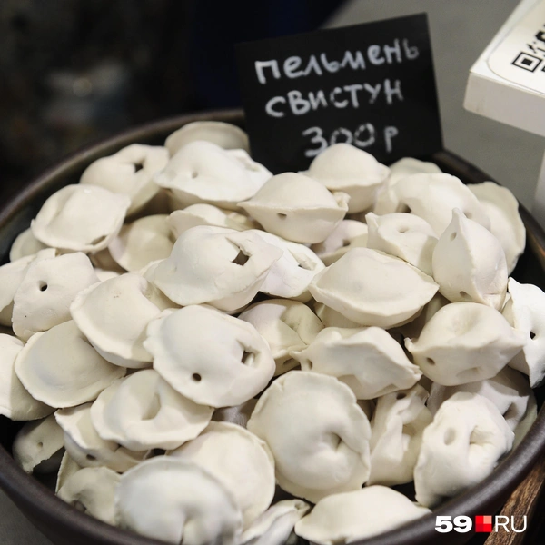 На ярмарке продавали и свистульки в форме пельменей | Источник: Ирина Тропина / 59.RU