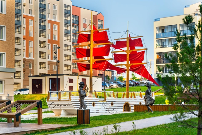 В одном из дворов проекта ZNAK в Ижевске есть площадка, посвященная «Алым Парусам» | Источник: «Железно»