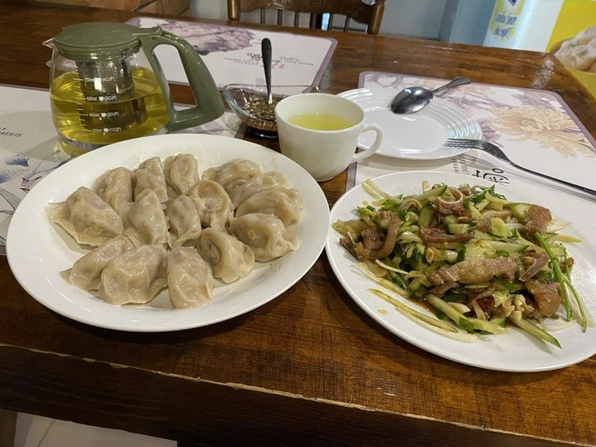 В кафе большие порции, которыми можно с лихвой наесться | Источник: Ирина Господаренко / NGS22.RU