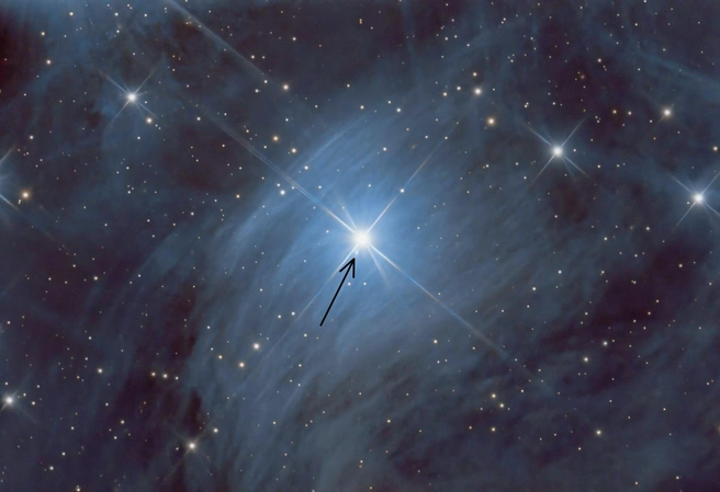 Небольшая точка под звездой называется «Призрак Меропы» | Источник: Алексей Поляков