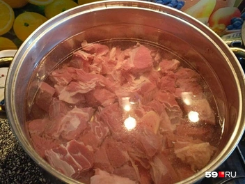 Говядина должна вариться примерно полтора часа  | Источник: Тома Минадзе / 59.RU