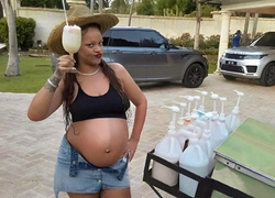 Беременная Рианна отдыхает на Барбадосе в шляпе украинского дизайнера
