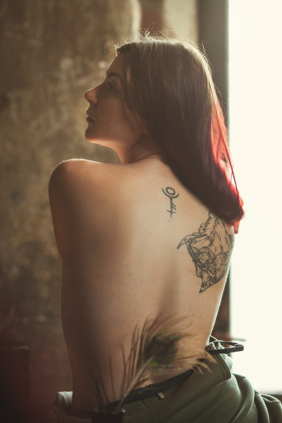Девушка Илона Маска сделала огромную татуировку в виде инопланетных шрамов