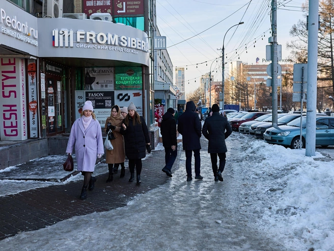 Многие новосибирцы передвигаются с осторожностью, держась за руку знакомых. | Источник: Александр Ощепков / NGS.RU