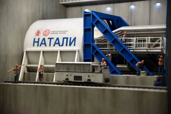 Рядом с ним стоят маленькие фигурки метростроевцев | Источник: Дарья Шутова / MSK1.RU