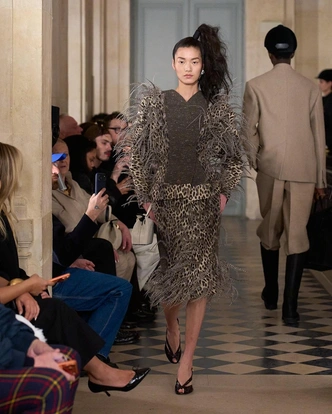 Jacquemus снова растрогал Париж: новая коллекция — о семье, любви и памяти Jacquemus снова растрогал Париж: новая коллекция — о семье, любви и памяти