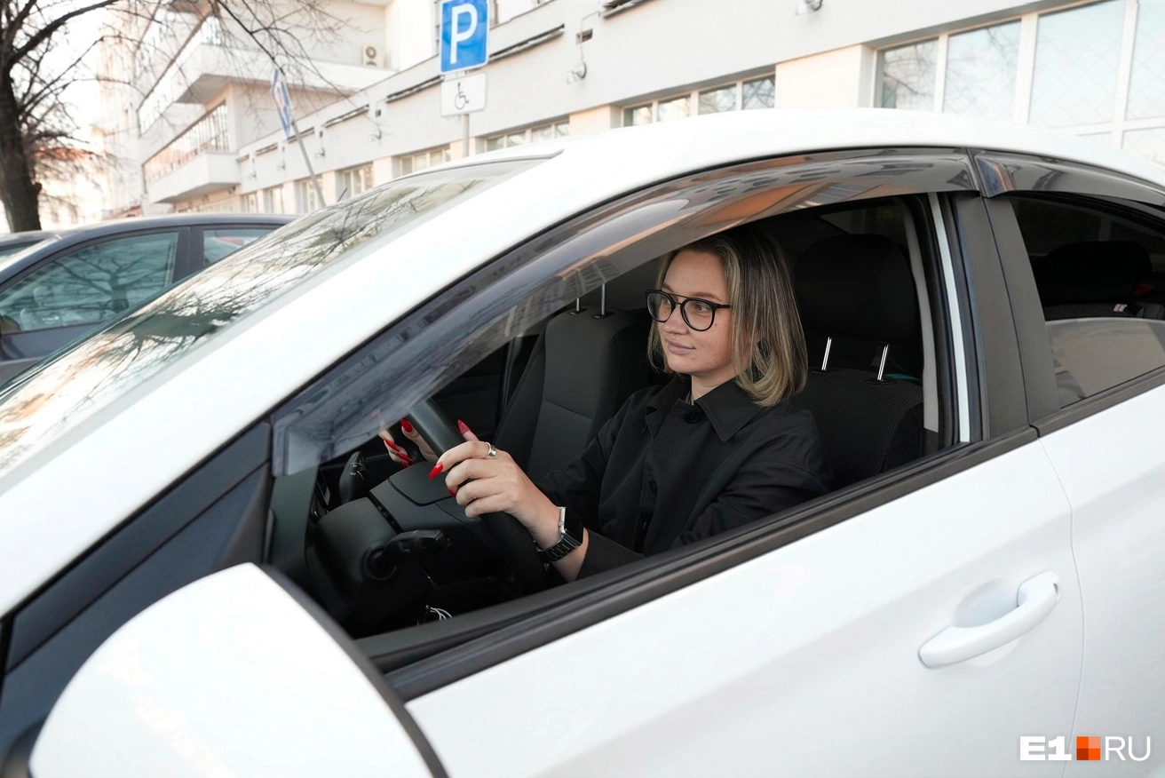 Екатерина работает в такси уже девять лет | Источник: Кирилл Кушнов / E1.RU
