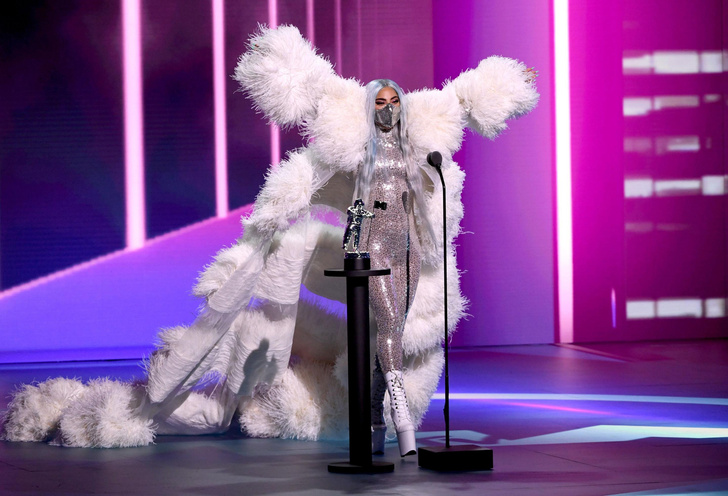 Рога, шипы, розовый латекс и шлем НЛО: шесть фантастических кутюрных масок Леди Гаги на премии VMA