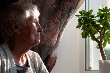 «95-летняя бабуся сначала заставила меня сделать аборт, а теперь не дает съехать»