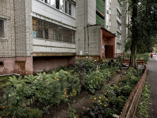Под окнами разбили цветник, отгородив его от тротуара | Источник: Александр Куренной / 76.RU