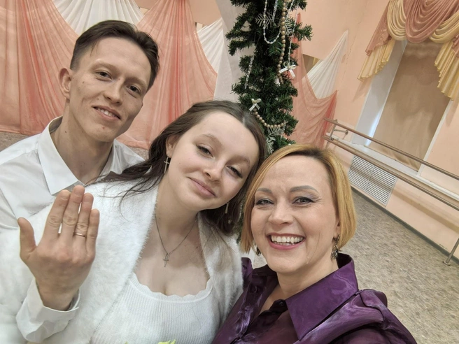 Анастасия с сыном и его женой | Источник: Анастасия Накарякова / Vk.com