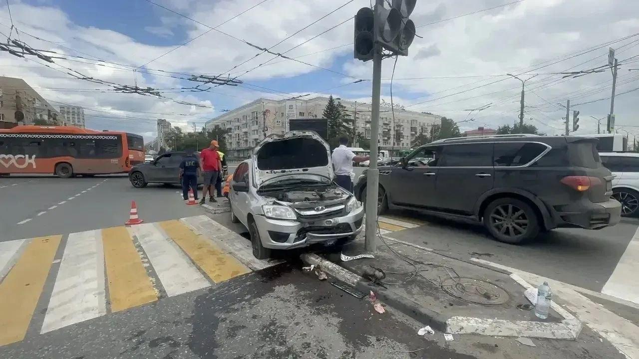 Легковушка влетела в толпу пешеходов в Омске — кадры