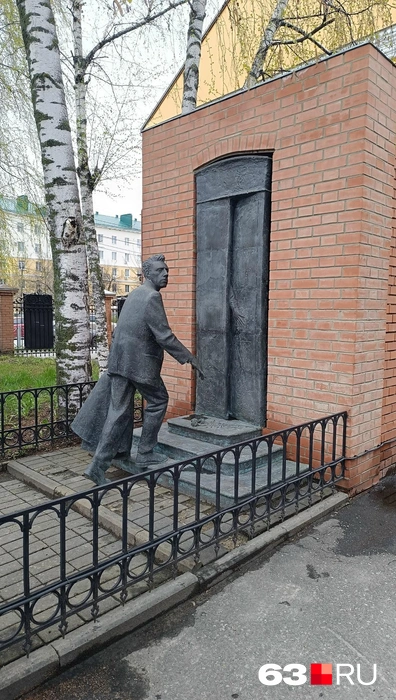 Памятник Всеволоду Эмильевичу Мейерхольду в Пензе&nbsp;— первый в мире памятник, установленный в честь театрального режиссёра | Источник: Андрей Немов / 63.RU 