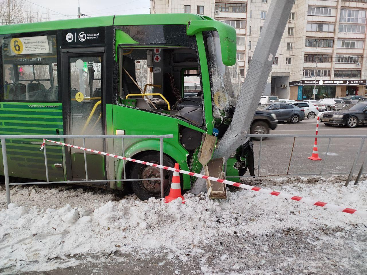 Момент аварии с автобусом в Тюмени попал на видео - 8 ноября 2024 - 72.ру