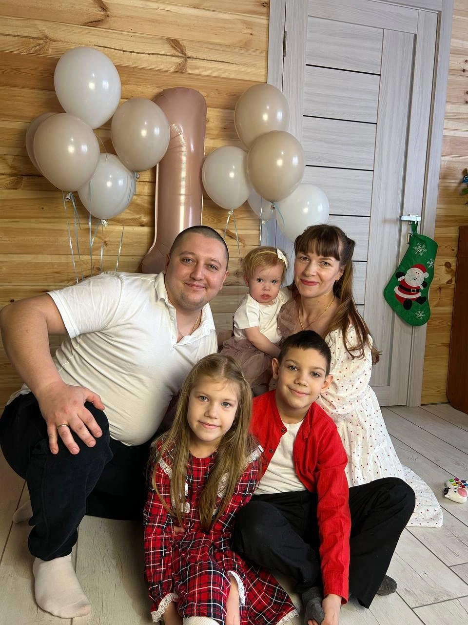 Старшие брат и сестра очень любят Алису и защищают ее | Источник: предоставила Валентина Лаврова
