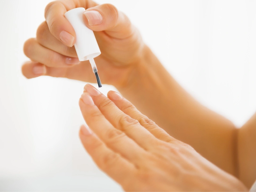 Чтобы ногти не слоились: лучшие укрепляющие лаки, которые спасут ситуацию (и как ими пользоваться) | marieclaire.ru