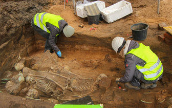 Позеленевшие скелеты жертв чумы обнаружены в Германии. Многие похоронены сидя