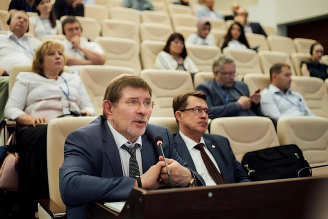 Александр Чернявский, судя по оперативному видео, предпочитает часы швейцарских брендов | Источник: meshalkin.ru