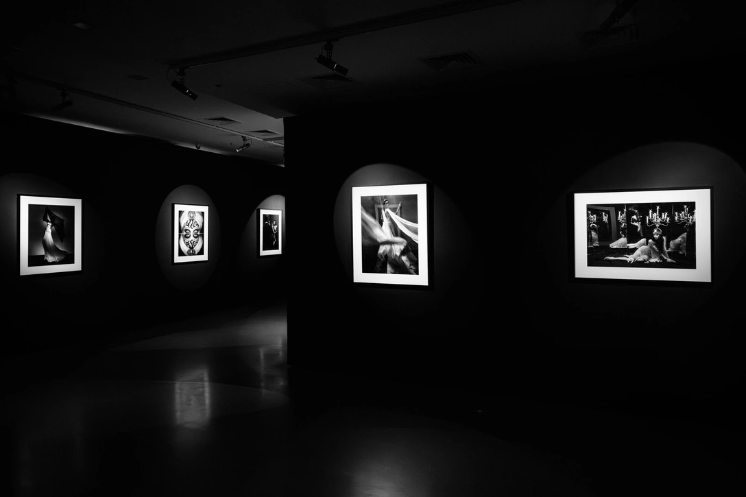 Выставка фэшн-фотографа Дамира Жукенова «Вне времени» в Москве | Источник: пресс-служба выставки