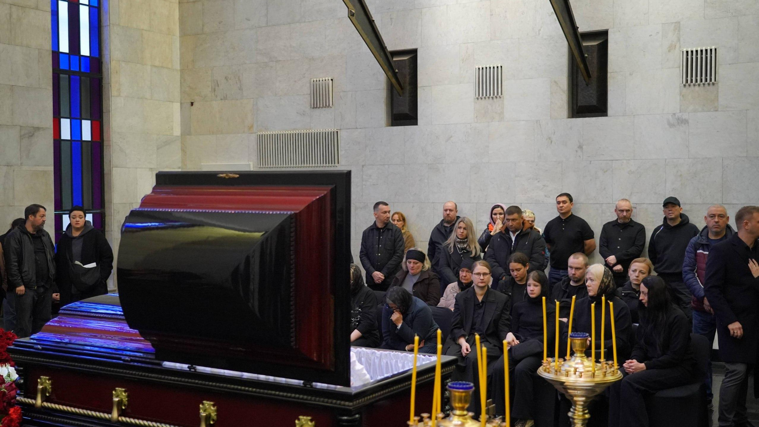 «Сам страдал от болезни и пытался помочь другим». В Москве похоронили звезду сериала «Полицейский с Рублевки»: фоторепортаж